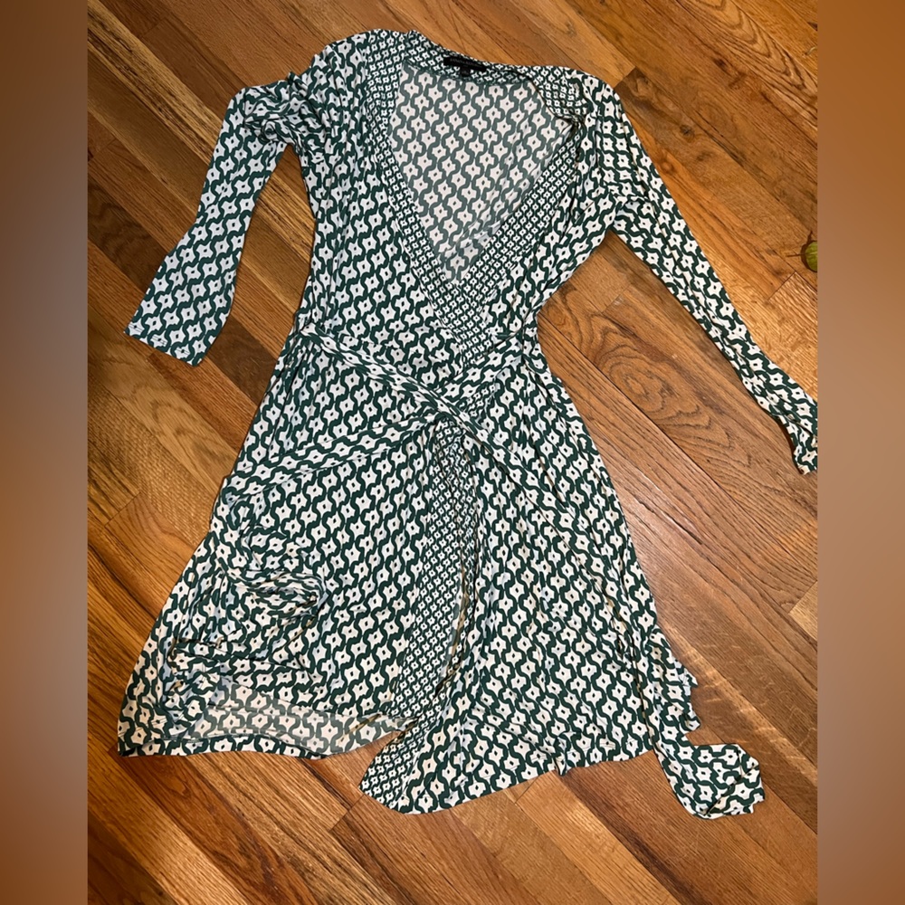 Banana Republic Wrap Dress Green/White Pattern - Size: M